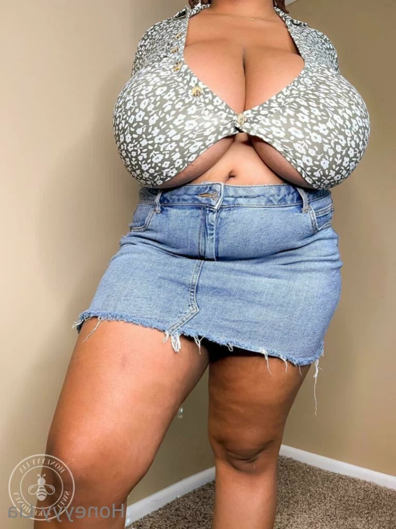 Miss Honey Mia 🍯✨💛 [ misshoneymia ] Onlyfans leaked photo 13470311 on Hotleaks.tv