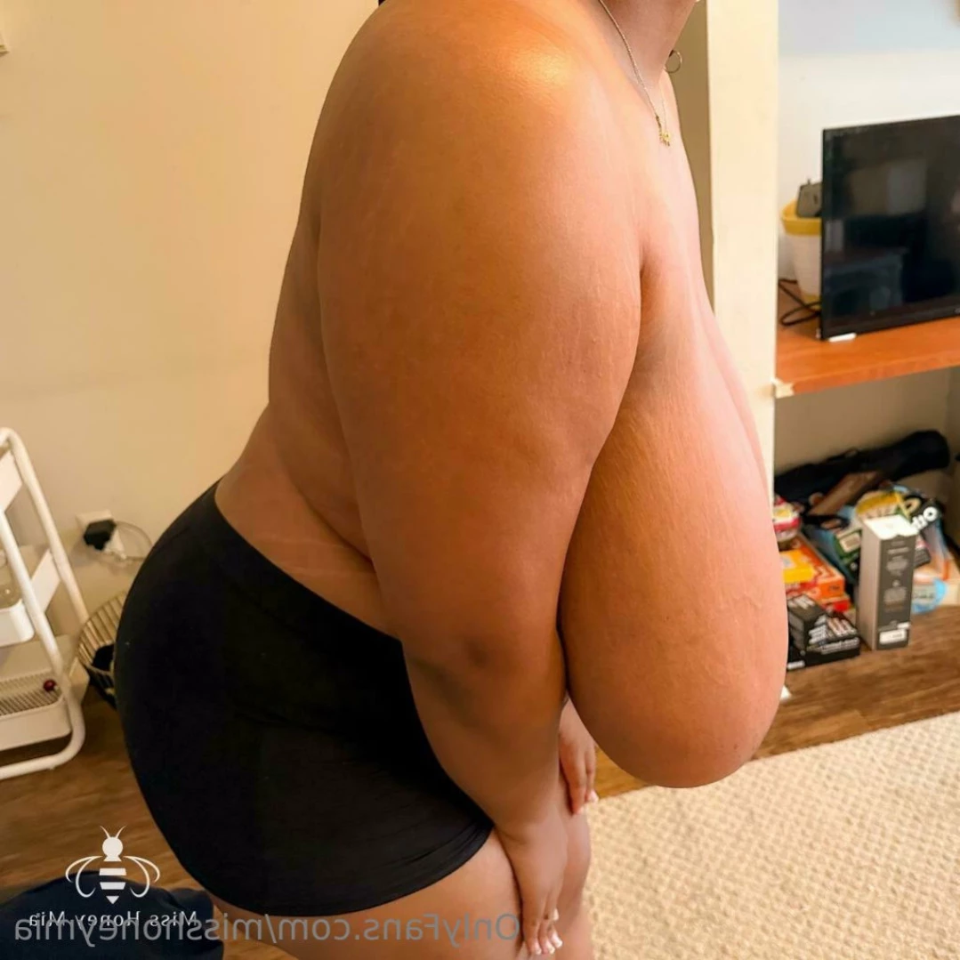Miss Honey Mia 🍯✨💛 [ misshoneymia ] Onlyfans leaked photo 14551646 on Hotleaks.tv