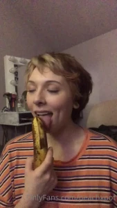 4699718