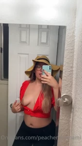 15691588