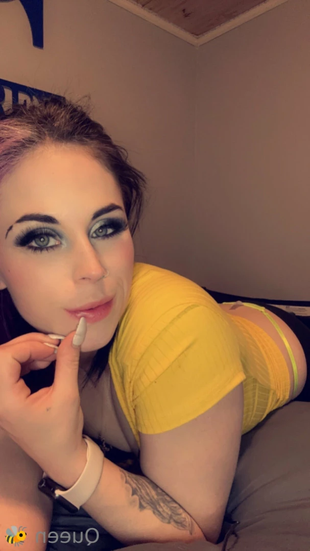 𝓠𝓾𝓮𝓮𝓷 𝓑𝓮𝓮💕 [ queenbitch1998 ] Onlyfans leaked photo 11828872 on Hotleaks.tv