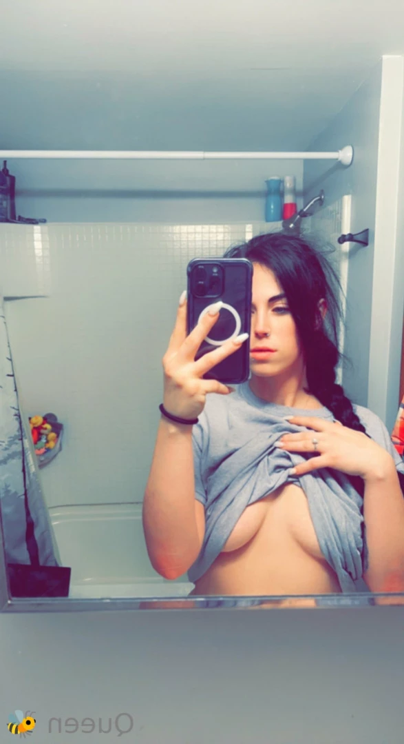 𝓠𝓾𝓮𝓮𝓷 𝓑𝓮𝓮💕 [ queenbitch1998 ] Onlyfans leaked photo 12627599 on Hotleaks.tv
