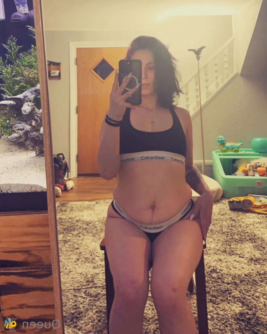 𝓠𝓾𝓮𝓮𝓷 𝓑𝓮𝓮💕 [ queenbitch1998 ] Onlyfans leaked photo 13291537 on Hotleaks.tv