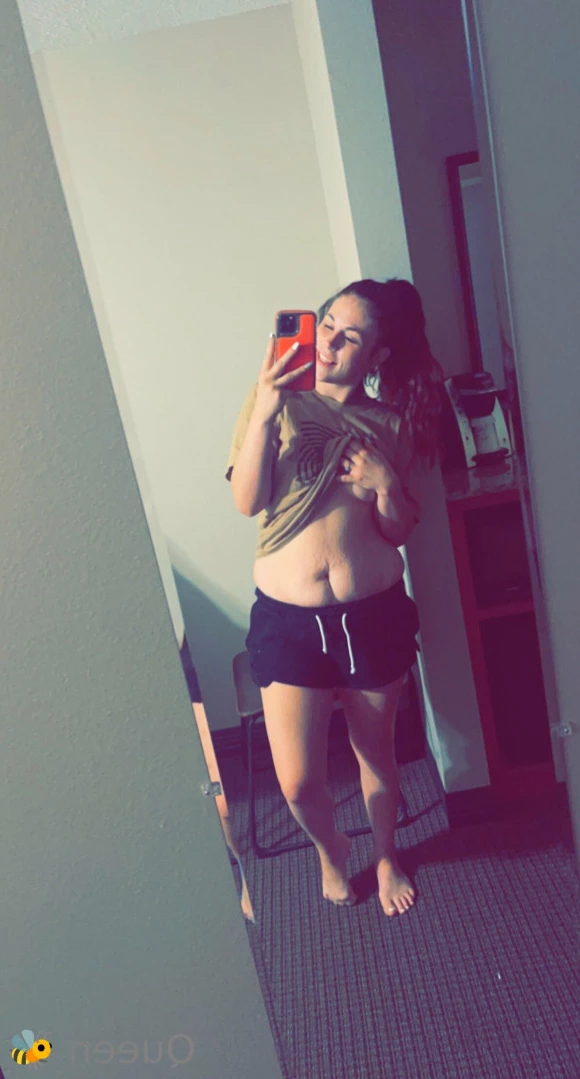 𝓠𝓾𝓮𝓮𝓷 𝓑𝓮𝓮💕 [ queenbitch1998 ] Onlyfans leaked photo 13760956 on Hotleaks.tv