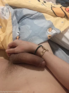 972574