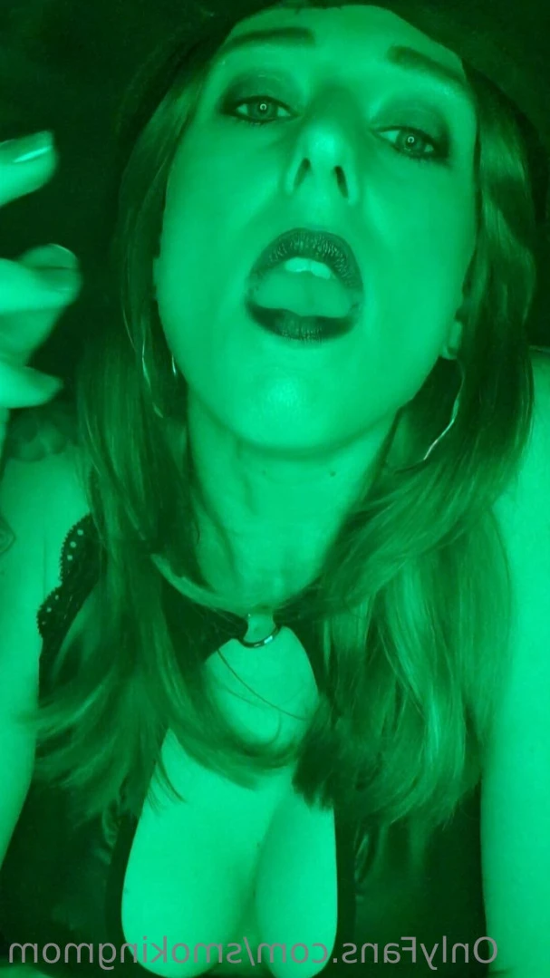 Smoking Mom [ smokingmom ] Onlyfans leaked photo 15580212 on Hotleaks.tv
