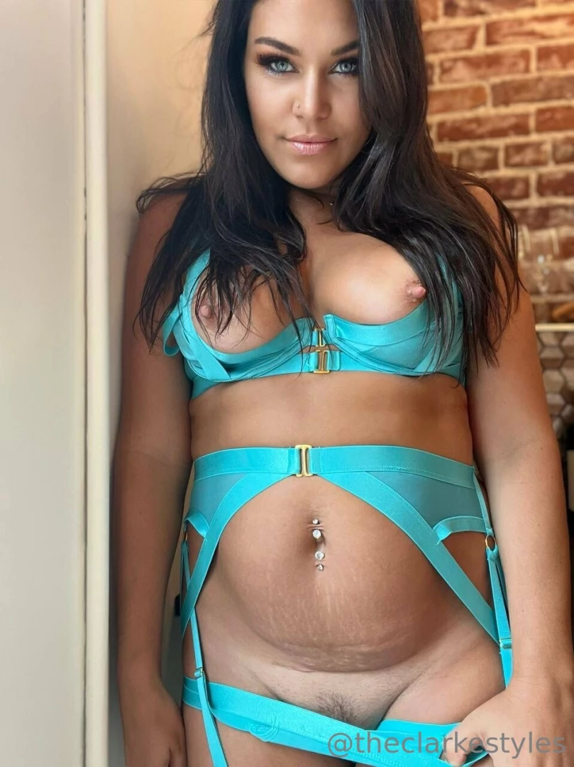Clarke 🩵 𝒴𝑜𝓊𝓇 𝒻𝒶𝓋𝑜𝓇𝒾𝓉𝑒 𝑀 𝐼 𝐿 𝐹 [ theclarkestyles ] Onlyfans leaked photo 18544312 on Hotleaks.tv