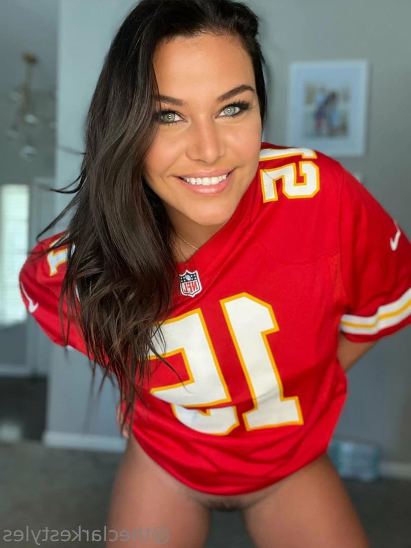 Clarke 🩵 𝒴𝑜𝓊𝓇 𝒻𝒶𝓋𝑜𝓇𝒾𝓉𝑒 𝑀 𝐼 𝐿 𝐹 [ theclarkestyles ] Onlyfans leaked photo 12782681 on Hotleaks.tv