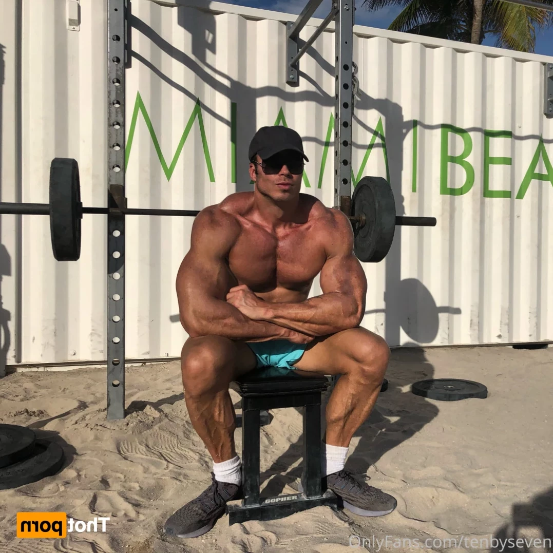 Reese ⚔️ 6'6" &amp; Hung (670+ Wall Posts) [ reesexxxl ] Onlyfans leaked photo 11960954 on Hotleaks.tv