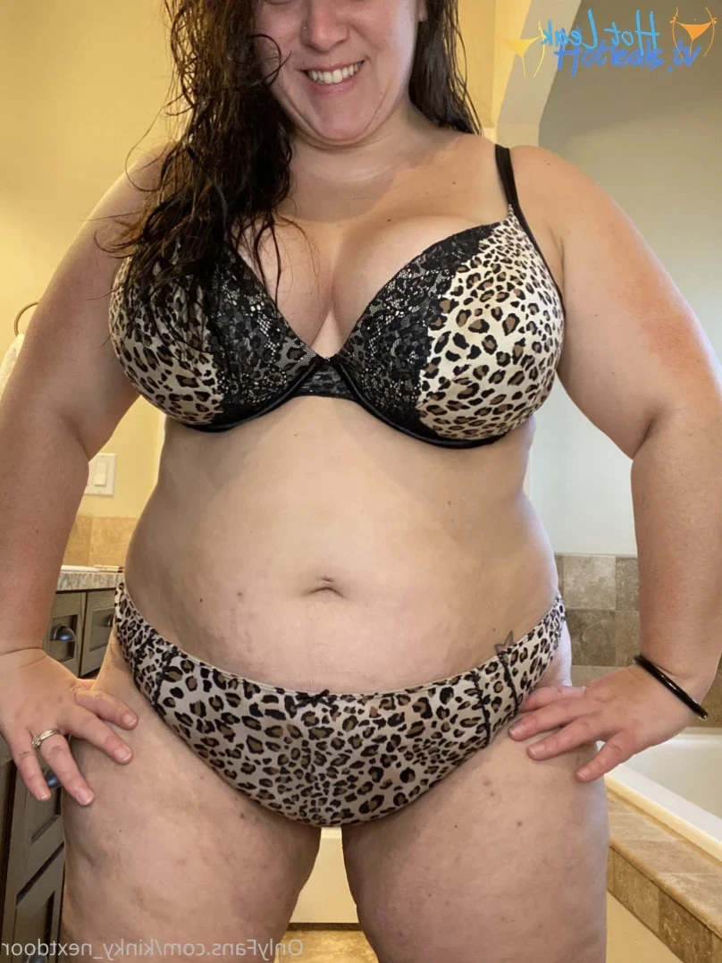 kinky_wife_nextdoor [ kinky_nextdoor ] Onlyfans leaked photo 11965381 on Hotleaks.tv