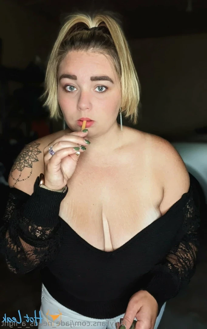jade_needs_a_light Onlyfans leaked photo 18593816 on Hotleaks.tv