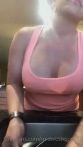 Midwest Mom [ midwestmom77 ] Onlyfans leaked video 18011344 on Hotleaks.tv