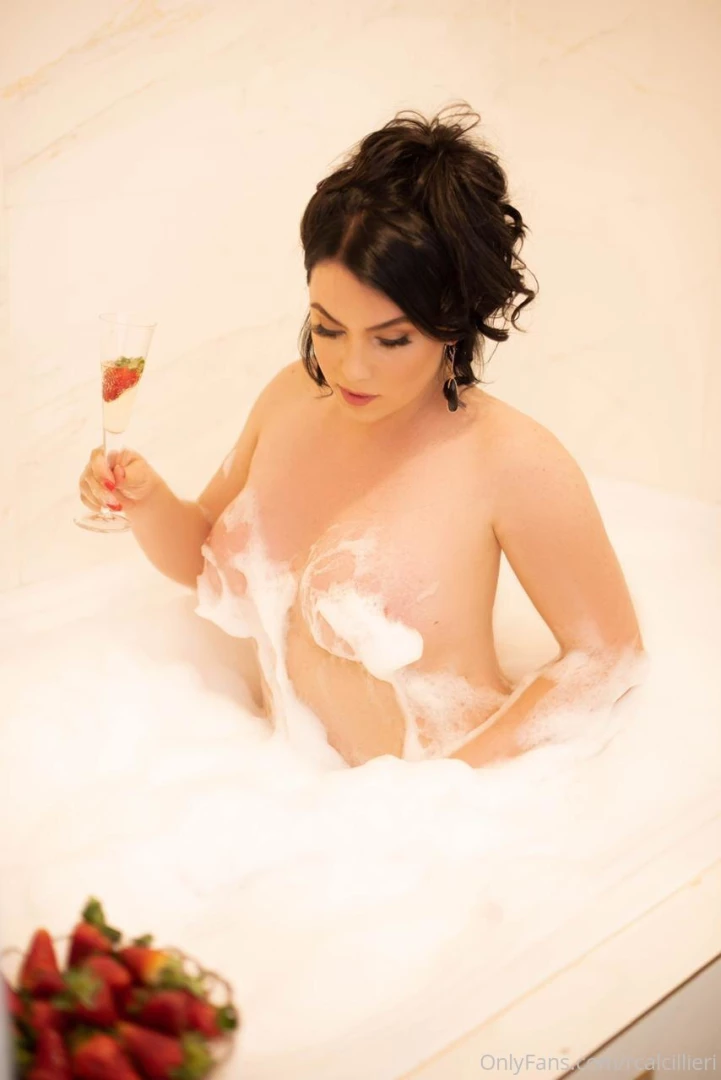 Renata Calcillieri [ rcalcillieri ] Onlyfans leaked photo 17881667 on Hotleaks.tv