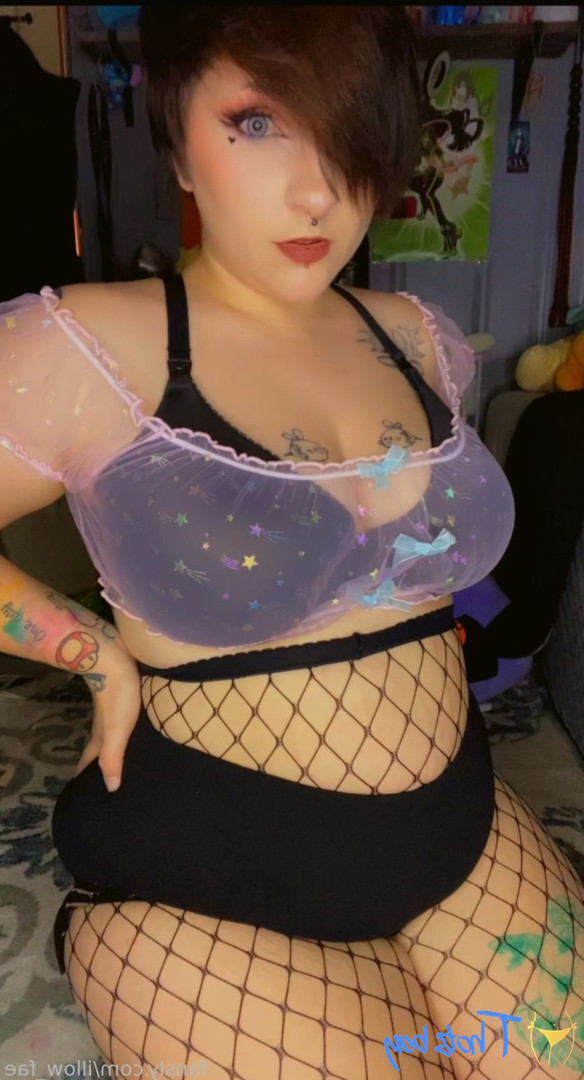 illow_fae [ illow-fae ] Onlyfans leaked photo 18502498 on Hotleaks.tv