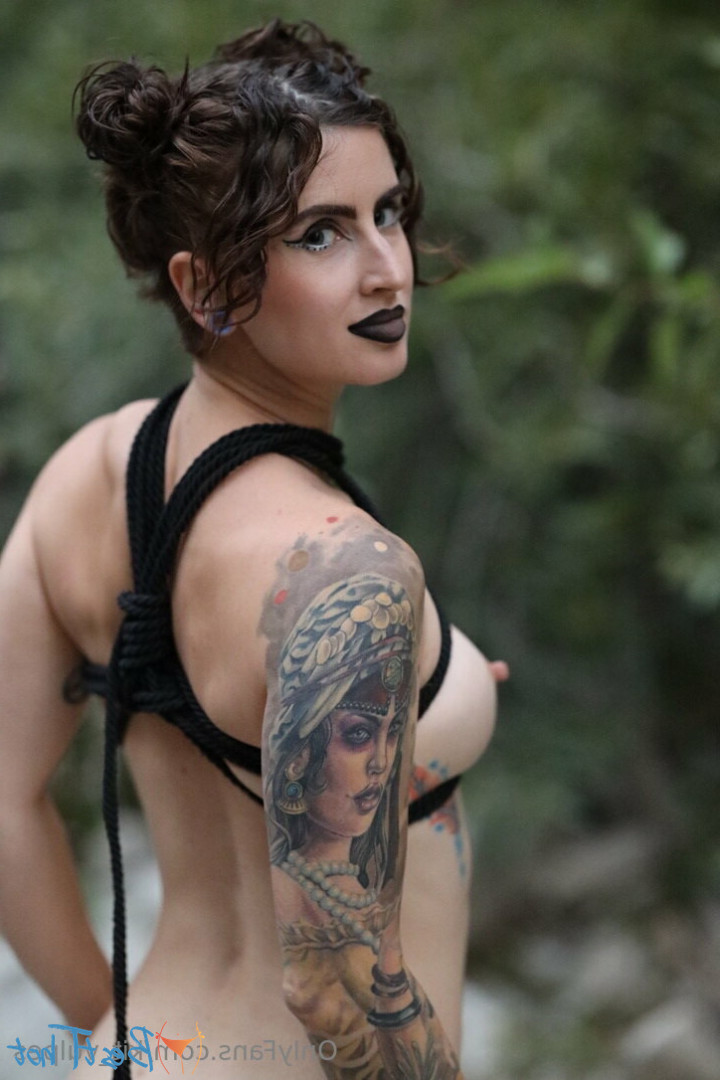 caprice_de_lune [ caprice-de-lune ] Onlyfans leaked photo 18455319 on Hotleaks.tv